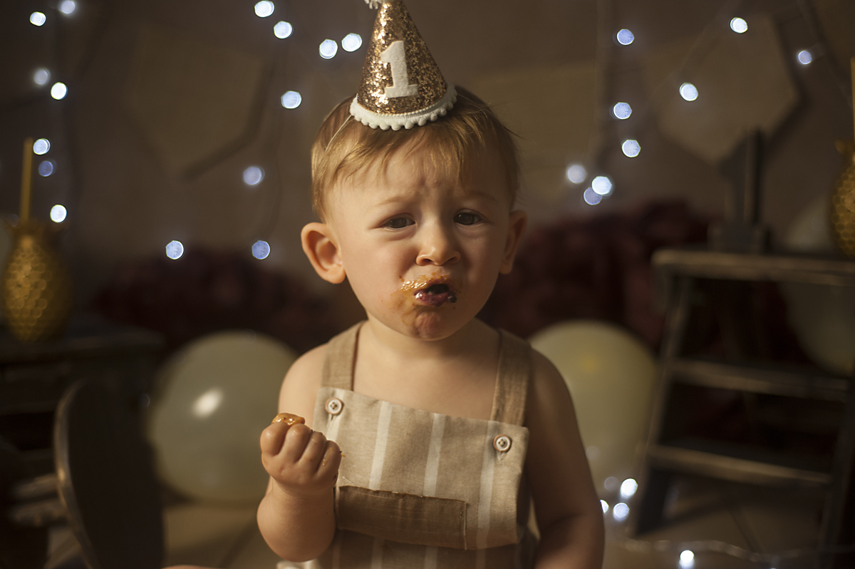 Francisco usando roupa neutra fez Careta ao provar bolo de chocolate no seu ensaio smash the cake 