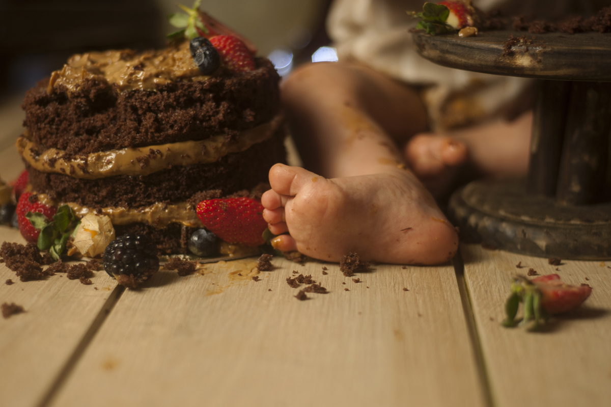 Detalhe pé e bolo no ensaio Smash the Cake em Florianópolis-SC