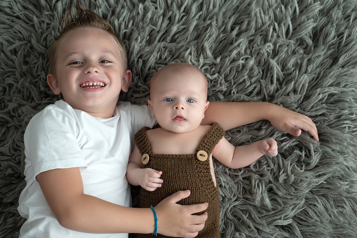 Dois meninos deitados no Flokati