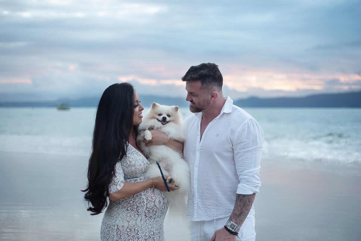 Casal e cachorrinho na prais