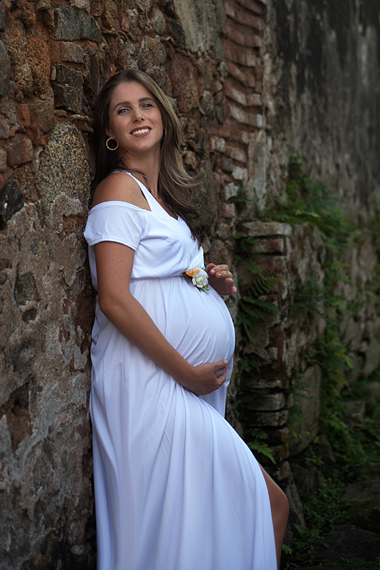 Gestante encostada no muro de pedra Santo Antônio de Lisboa