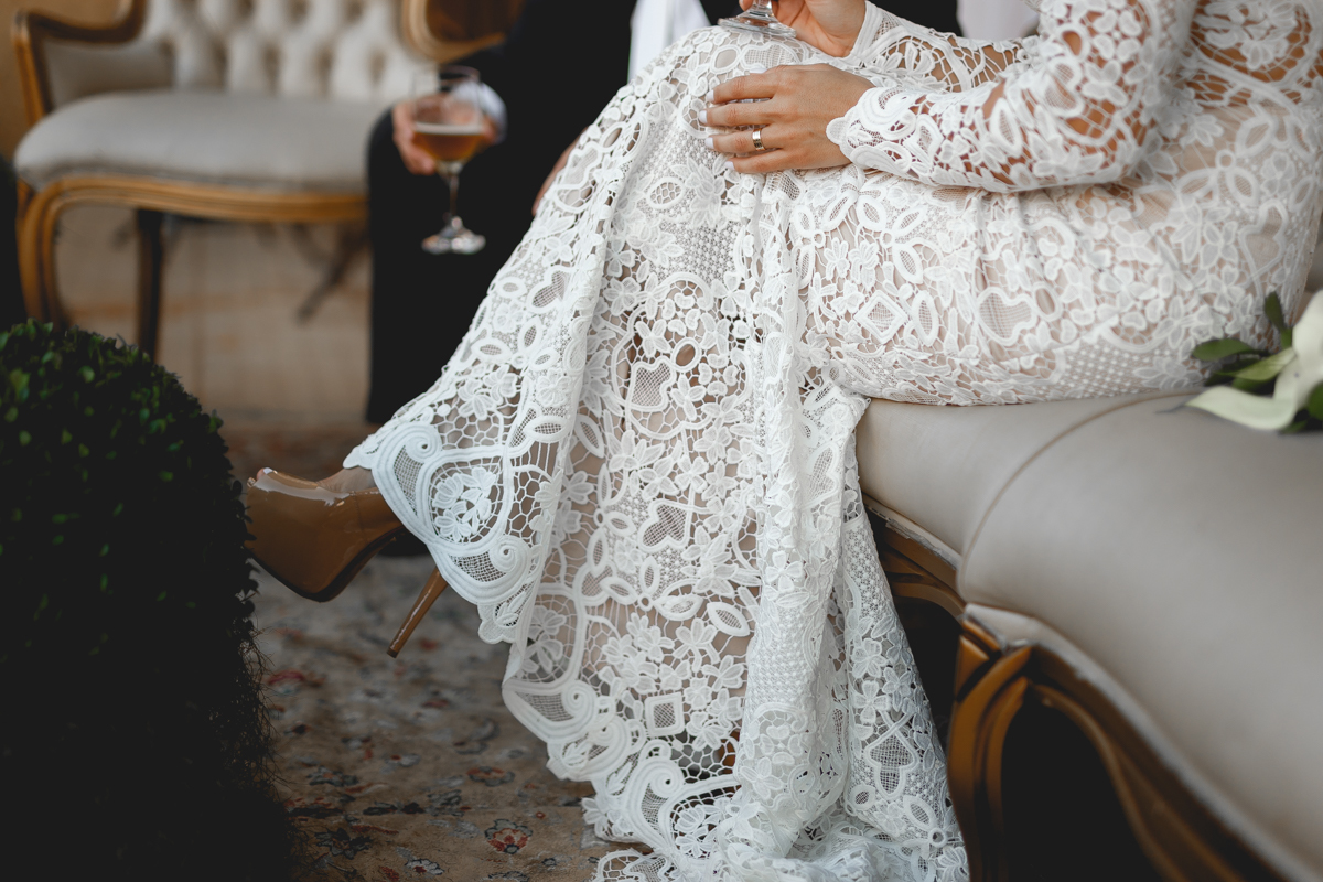 detalhes vestido e sapato da noiva