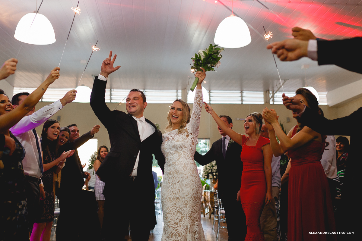 noivos comemorando