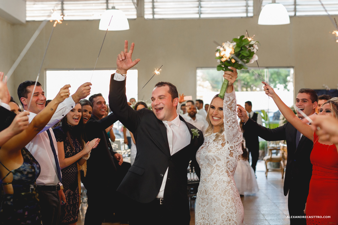 noivos comemorando feliz