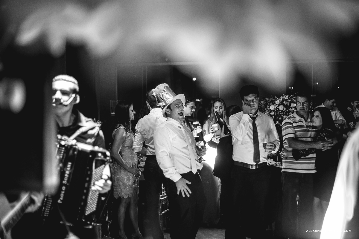 festa dos noivos de casamento com amigos 