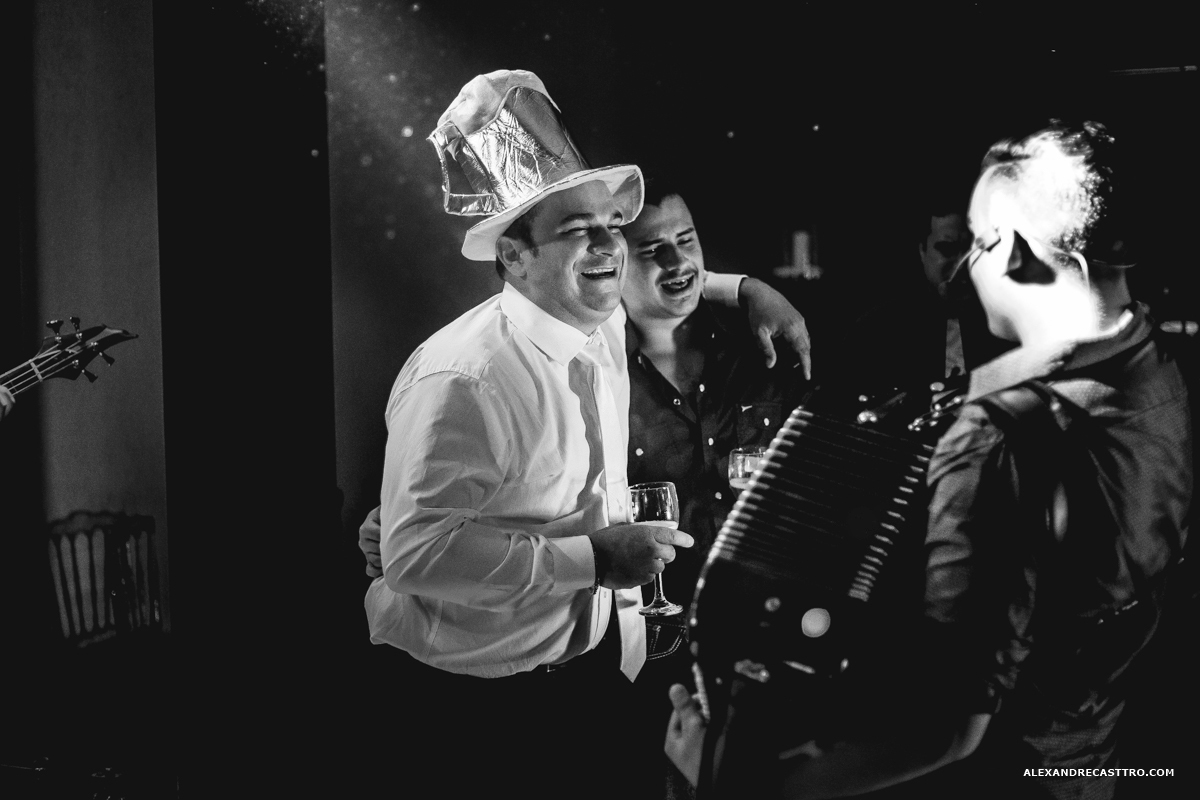 festa dos noivos de casamento com amigos 