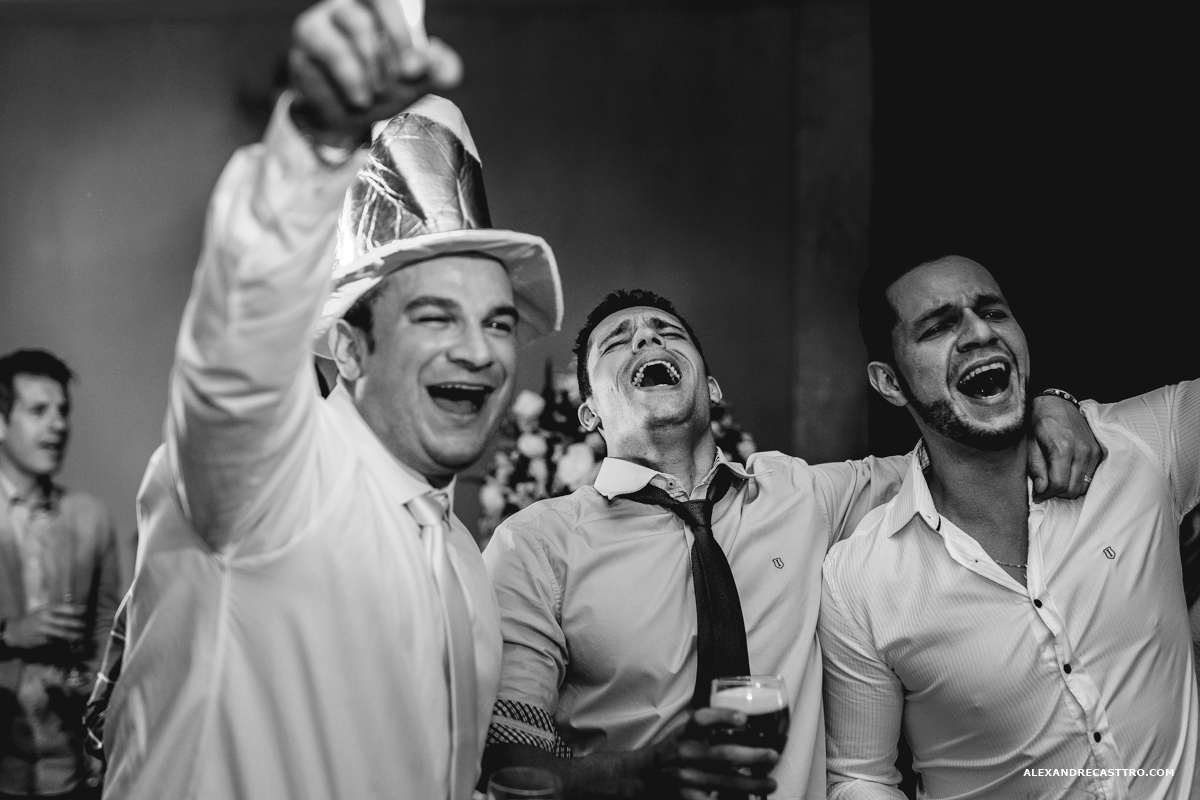 festa dos noivos de casamento com amigos cantando