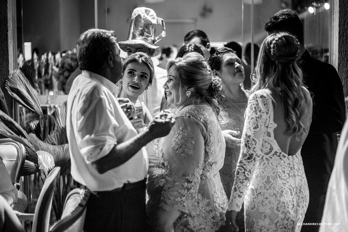 festa dos noivos de casamento com amigos 