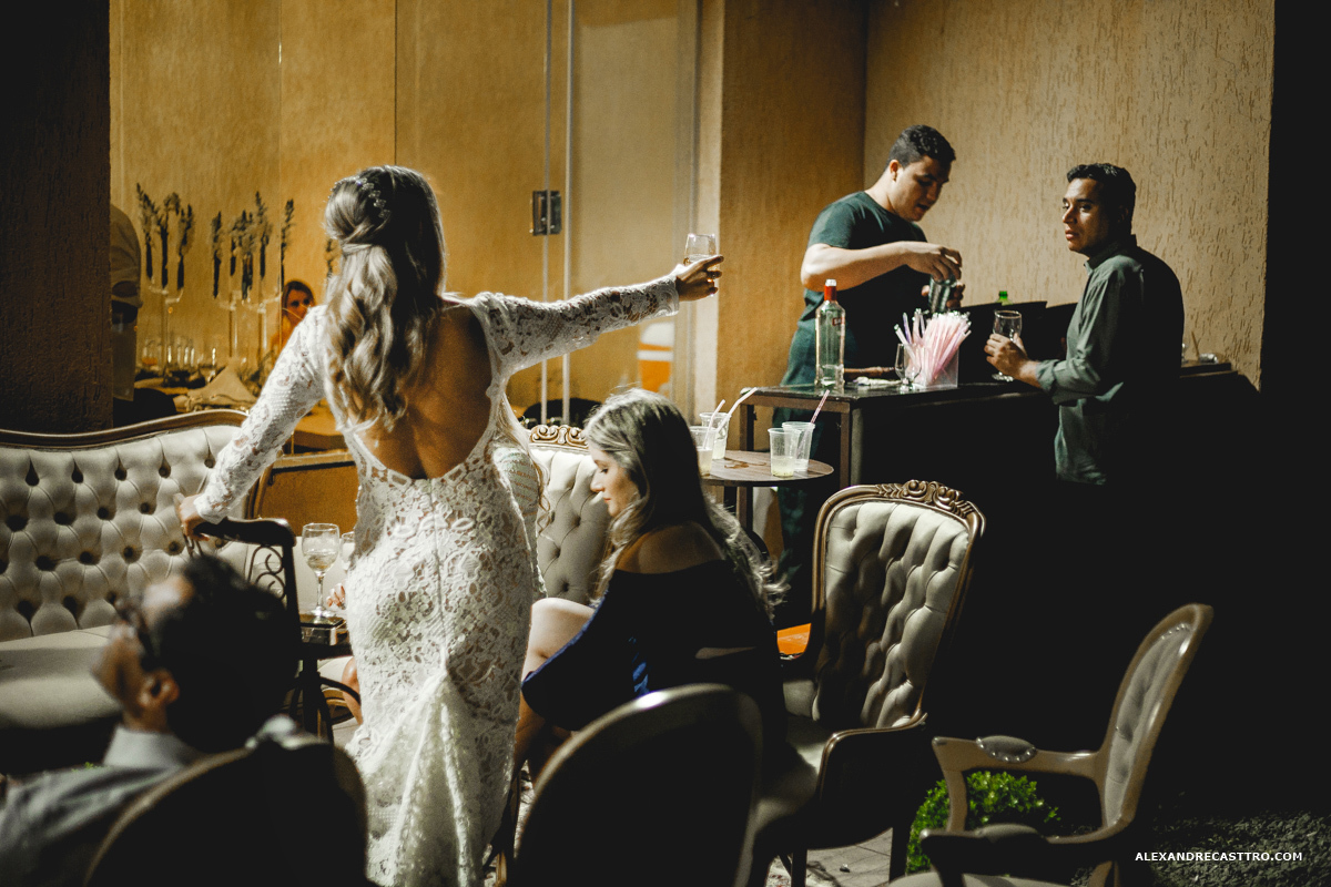 festa dos noivos de casamento com amigos 