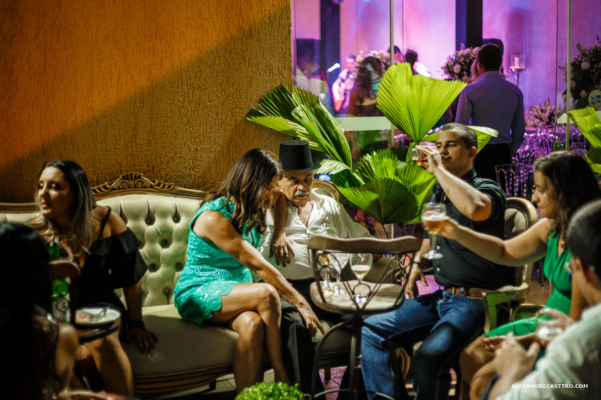 festa dos noivos de casamento com amigos 