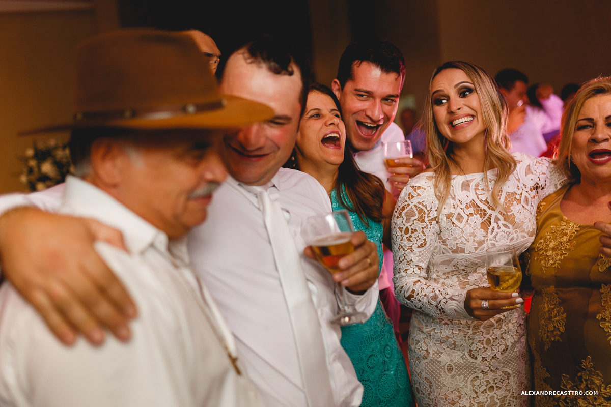 festa dos noivos de casamento com amigos 