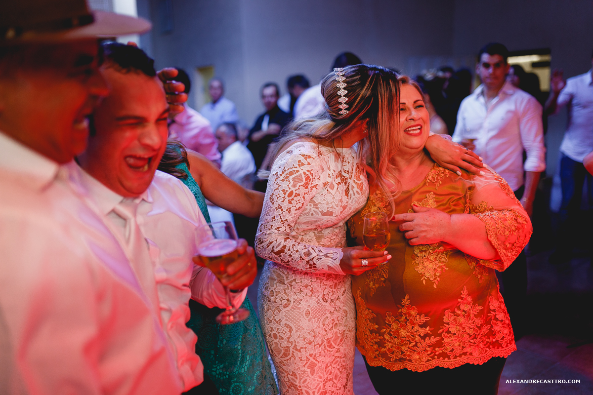 festa dos noivos de casamento com amigos 