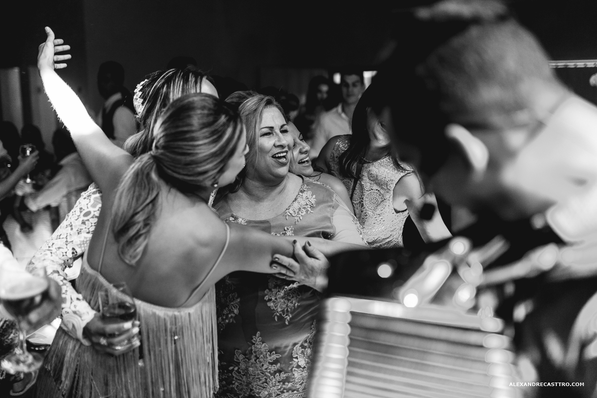 festa dos noivos de casamento com amigos 