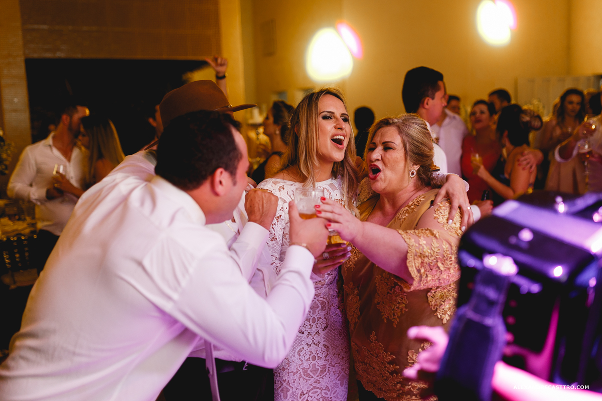 festa dos noivos de casamento com amigos 