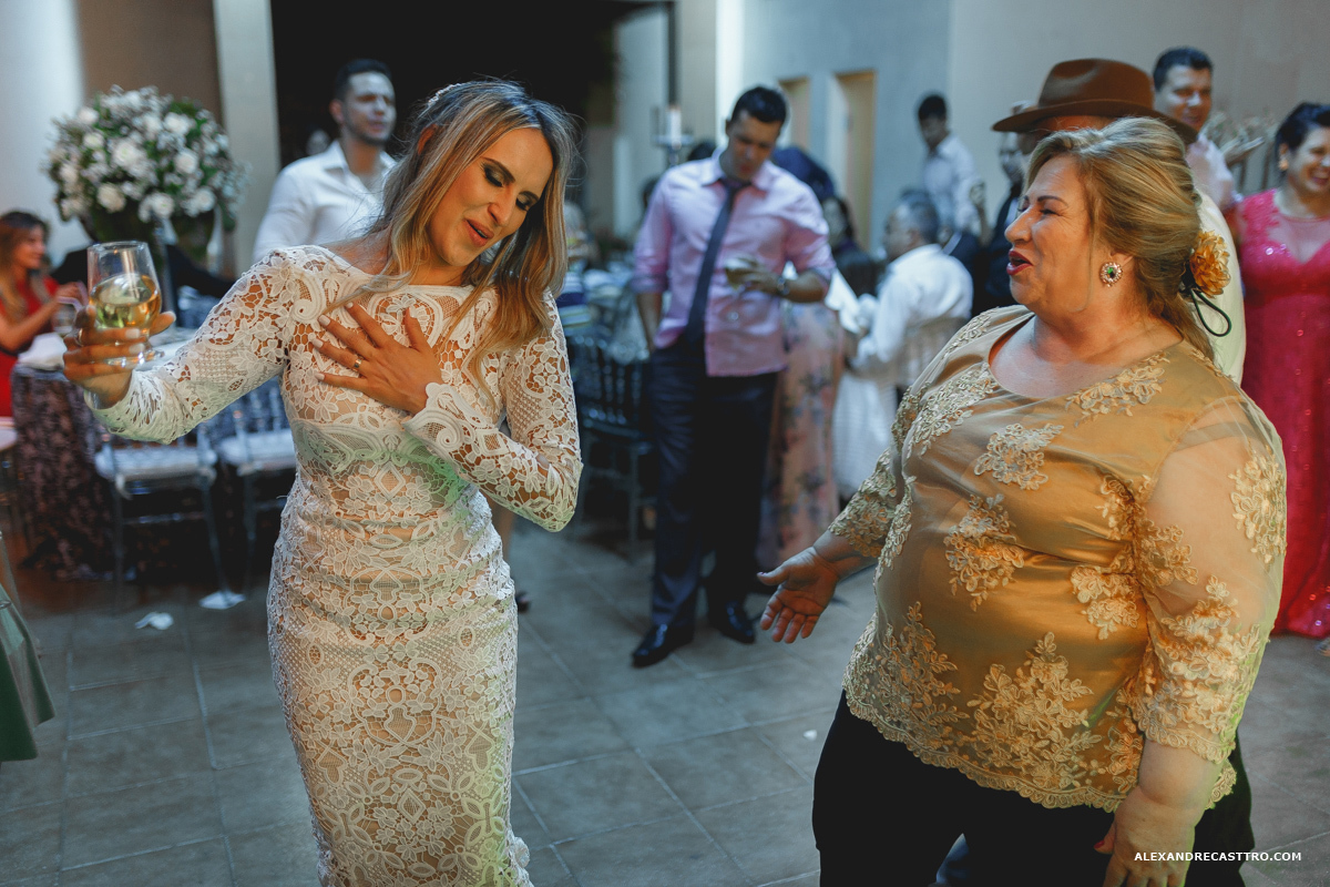 festa dos noivos de casamento com amigos sogra da noiva
