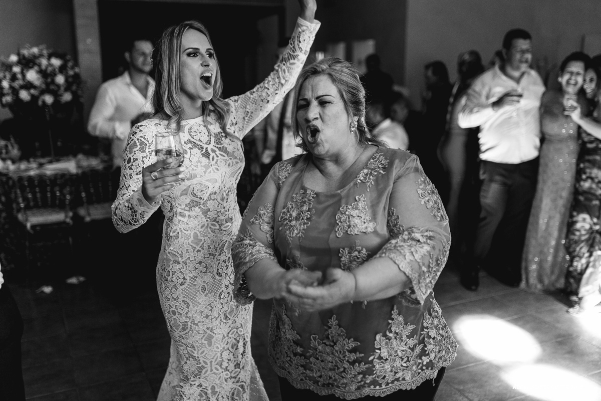 festa dos noivos de casamento com amigos 