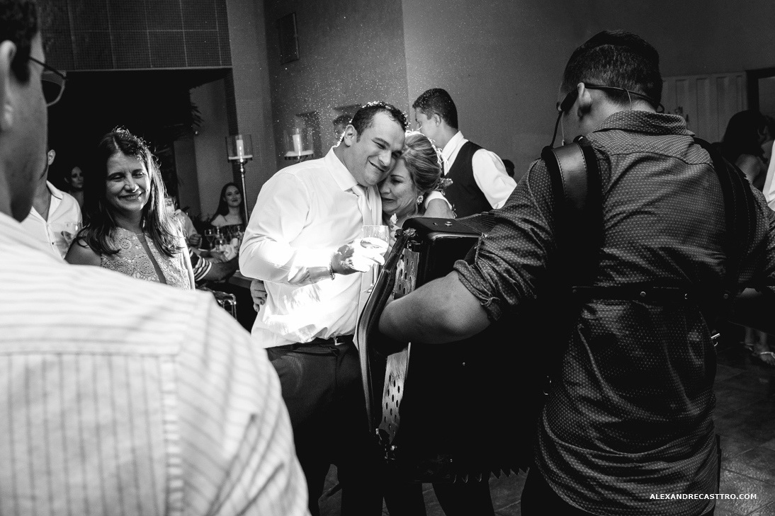 festa dos noivos de casamento com amigos 