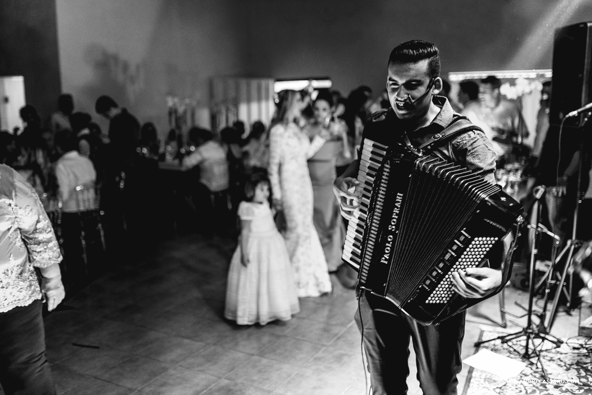 festa dos noivos de casamento com amigos 