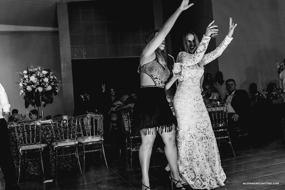 festa dos noivos de casamento com amigos 