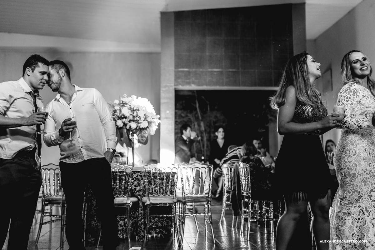 festa dos noivos de casamento com amigos 