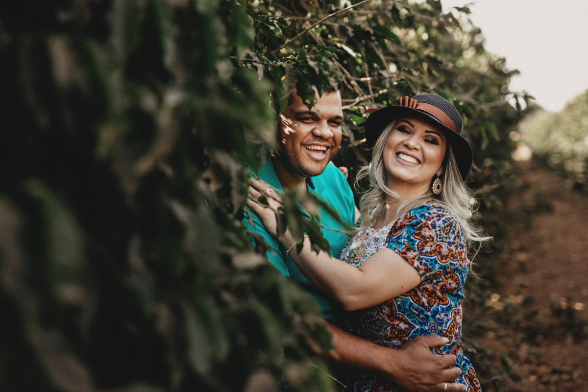 noiva-feliz-chapeu-sorrisso