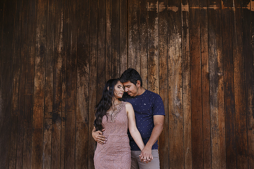 ensaio de casal romantico fotos namorando muito amor madeira rustico