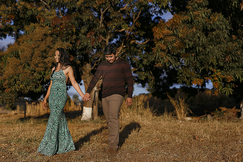 casal andandoensaio de casal romantico fotos namorando muito amor andando