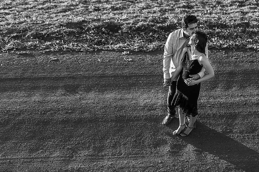 ensaio de casal romantico fotos namorando muito amor preto e branco