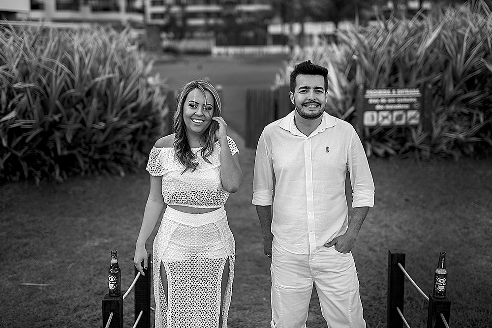 Ensaio casal em na Praia de riviera de são loureço litoral de são paulo fotografia preto e branco