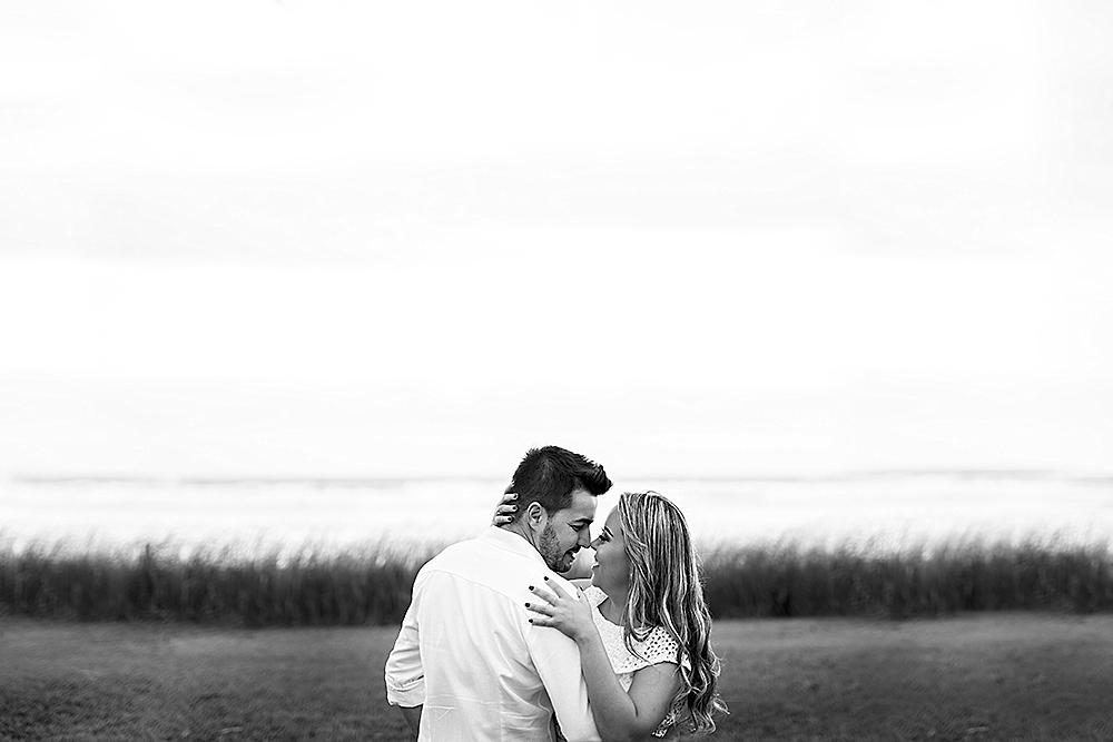 Ensaio casal em na Praia de riviera de são loureço litoral de são paulo fotografia preto e branco
