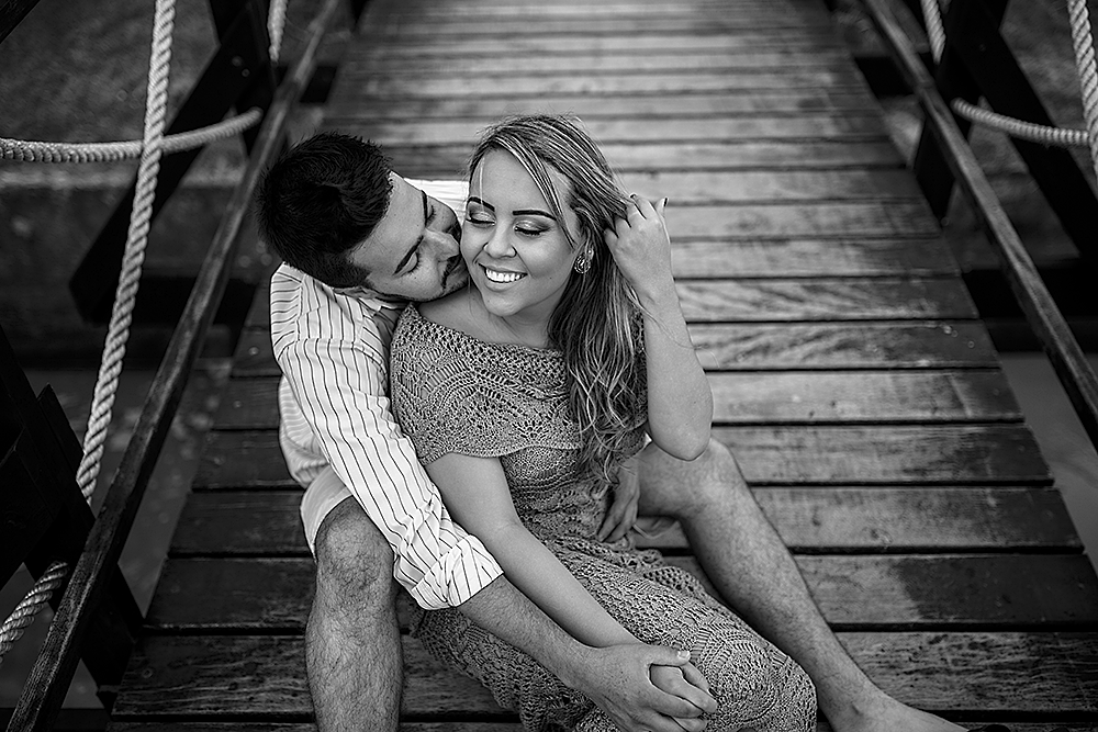 Ensaio casal em na Praia de riviera de são loureço litoral de são paulo fotografia preto e branco