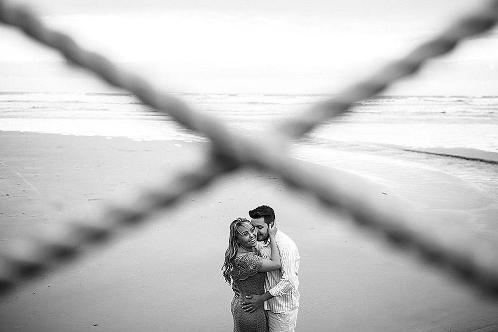 Ensaio casal em na Praia de riviera de são loureço litoral de são paulo fotografia preto e branco