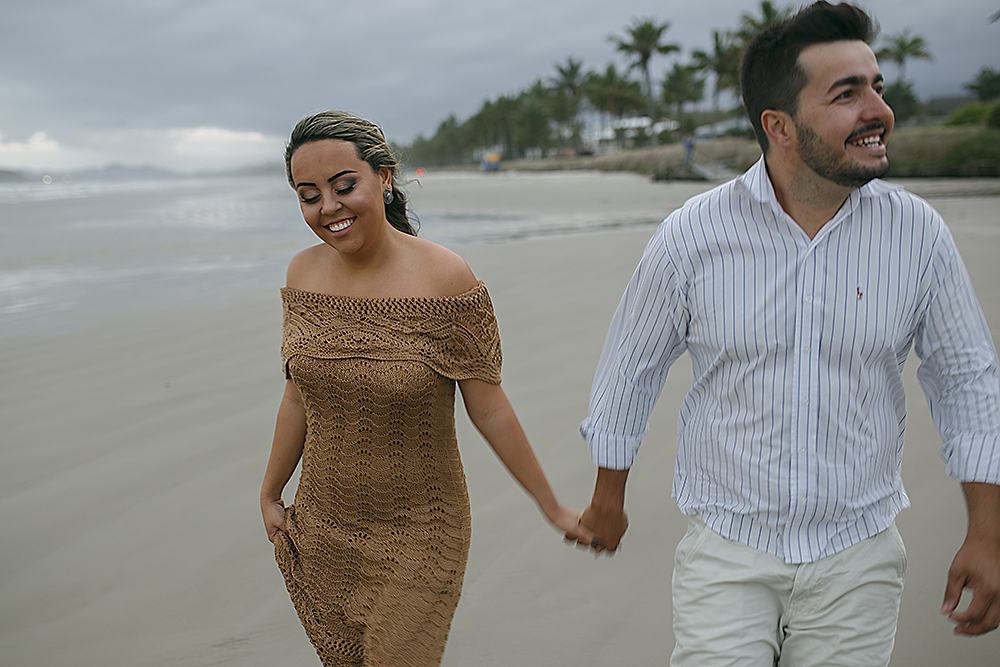 Ensaio casal em na Praia de riviera de são loureço litoral de são paulo bertioga apaixonados