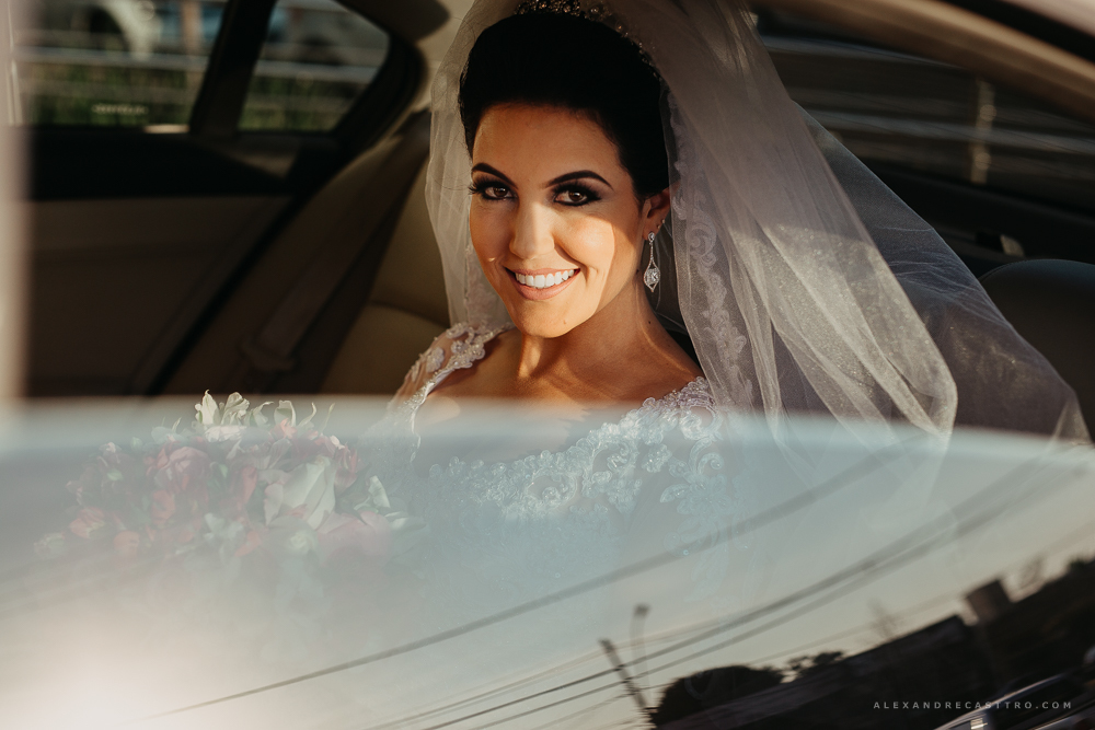fotos de Casamento Carla e ricardo em Patos de Minas fotografo alexandre casttro noiva no carro