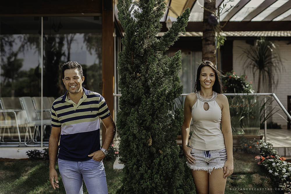 Ensaio fotografico realizado por alexandre casttro em patos de minas com o casal luciana e rodrigo fotos com muitos sorrisos alegria e amor