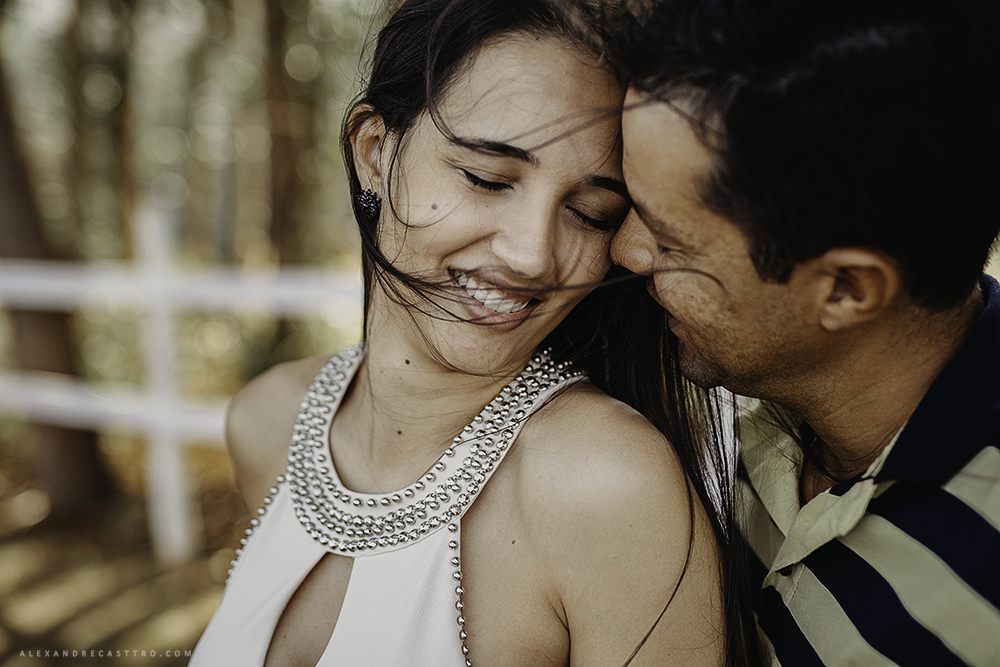 Ensaio fotografico realizado por alexandre casttro em patos de minas com o casal luciana e rodrigo fotos com muitos sorrisos alegria e amor