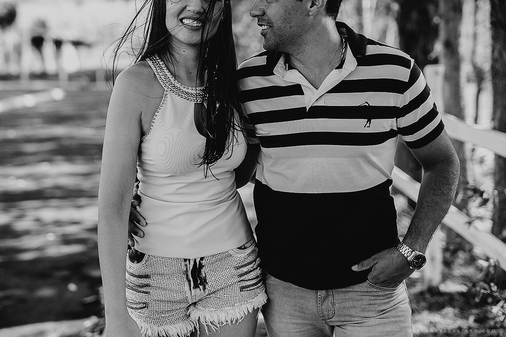 Ensaio fotografico realizado por alexandre casttro em patos de minas com o casal luciana e rodrigo fotos com muitos sorrisos alegria e amor