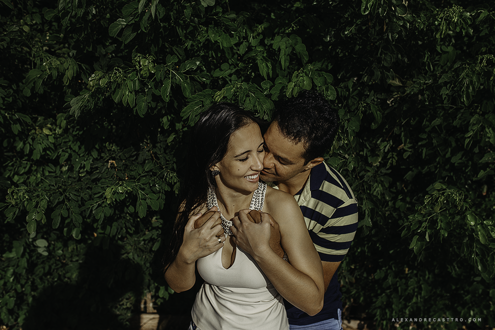 Ensaio fotografico realizado por alexandre casttro em patos de minas com o casal luciana e rodrigo fotos com muitos sorrisos alegria e amor
