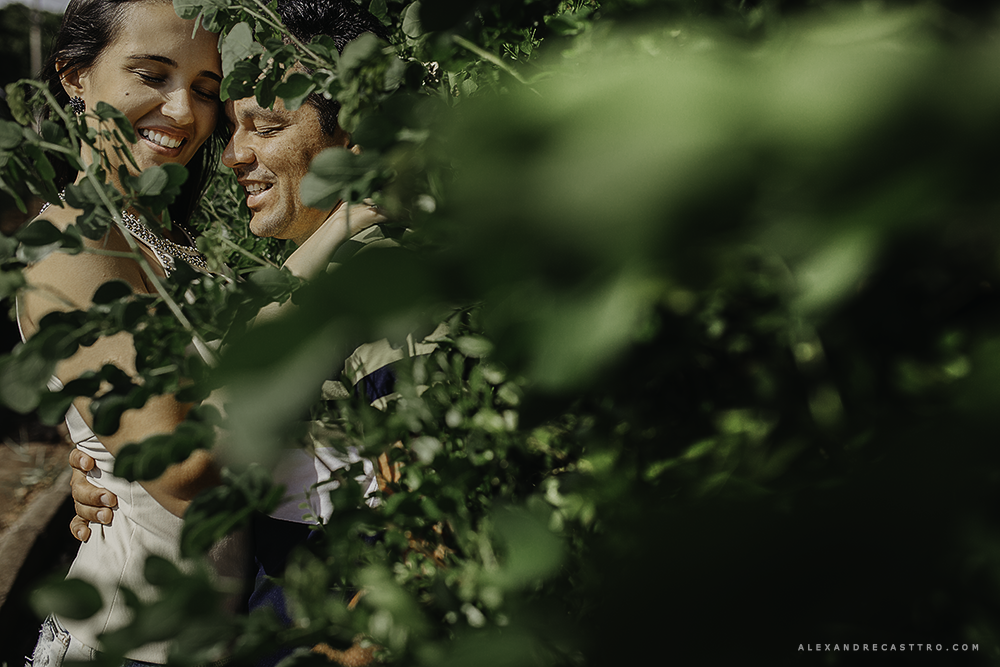 Ensaio fotografico realizado por alexandre casttro em patos de minas com o casal luciana e rodrigo fotos com muitos sorrisos alegria e amor