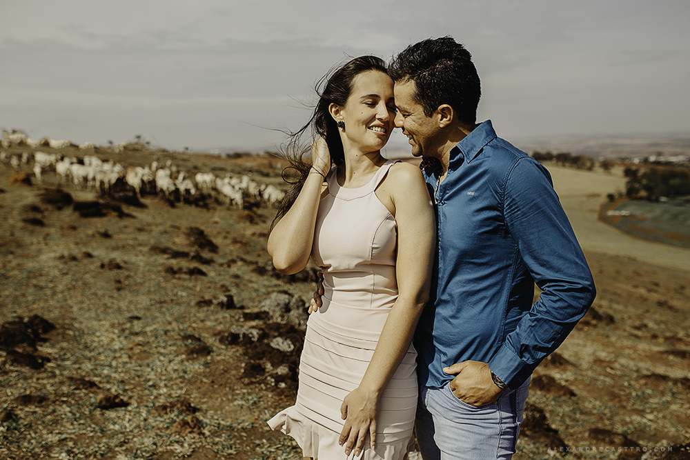 Ensaio fotografico realizado por alexandre casttro em patos de minas com o casal luciana e rodrigo fotos com muitos sorrisos alegria e amor