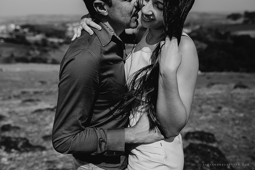 Ensaio fotografico realizado por alexandre casttro em patos de minas com o casal luciana e rodrigo fotos com muitos sorrisos alegria e amor