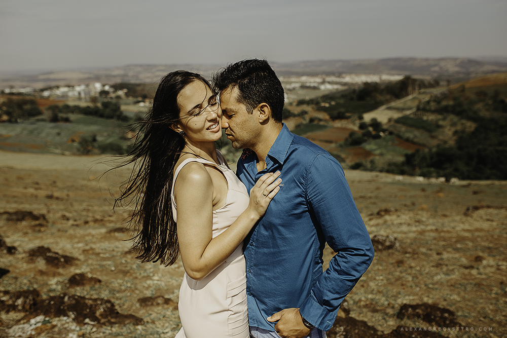 Ensaio fotografico realizado por alexandre casttro em patos de minas com o casal luciana e rodrigo fotos com muitos sorrisos alegria e amor