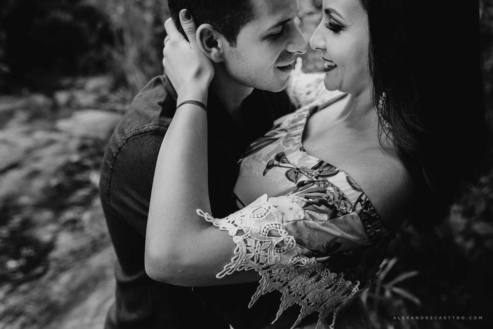 Ensaio namorando do casal apaixonado alexia e wander que vao se casar em carmo do paranaiba e vai ser fotografado por alexandre casttro fotos feitas na cachoeira da taboca em patos de minas e lagoa grande