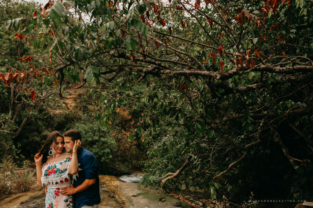 Ensaio namorando do casal apaixonado alexia e wander que vao se casar em carmo do paranaiba e vai ser fotografado por alexandre casttro fotos feitas na cachoeira da taboca em patos de minas e lagoa grande