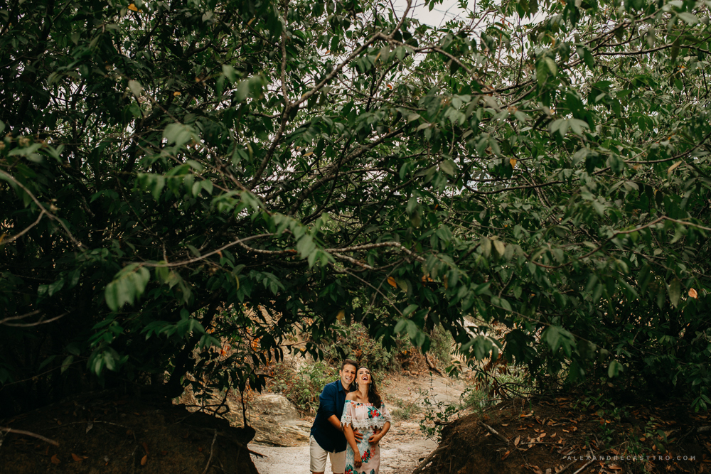 Ensaio namorando do casal apaixonado alexia e wander que vao se casar em carmo do paranaiba e vai ser fotografado por alexandre casttro fotos feitas na cachoeira da taboca em patos de minas e lagoa grande