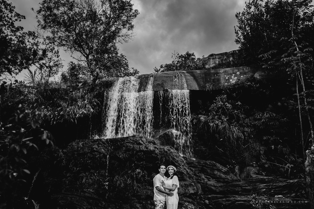 Ensaio namorando do casal apaixonado alexia e wander que vao se casar em carmo do paranaiba e vai ser fotografado por alexandre casttro fotos feitas na cachoeira da taboca em patos de minas e lagoa grande