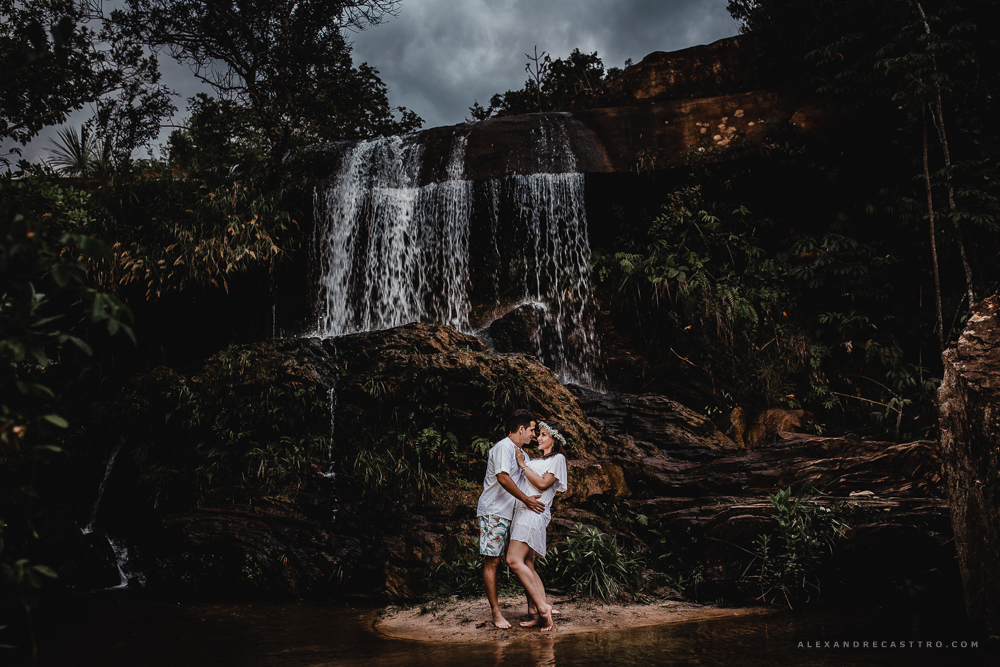 Ensaio namorando do casal apaixonado alexia e wander que vao se casar em carmo do paranaiba e vai ser fotografado por alexandre casttro fotos feitas na cachoeira da taboca em patos de minas e lagoa grande