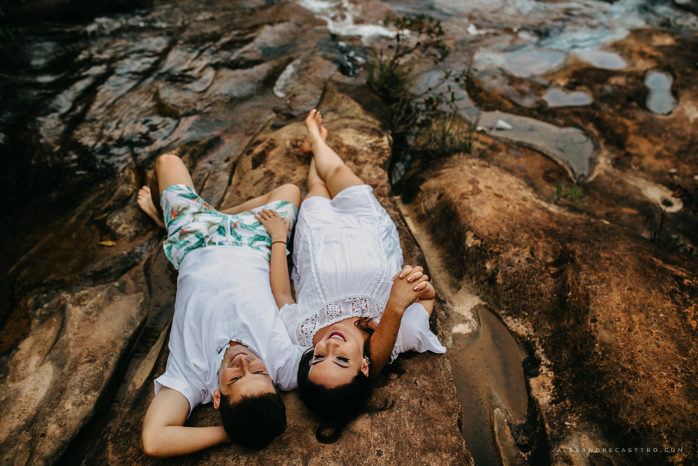 Ensaio namorando do casal apaixonado alexia e wander que vao se casar em carmo do paranaiba e vai ser fotografado por alexandre casttro fotos feitas na cachoeira da taboca em patos de minas e lagoa grande
