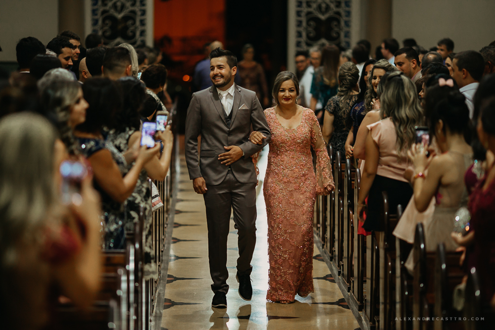 Casamento de Debora e Rogerio em Patos de Minas na Igreja santa terezinha fotografo alexandre casttro