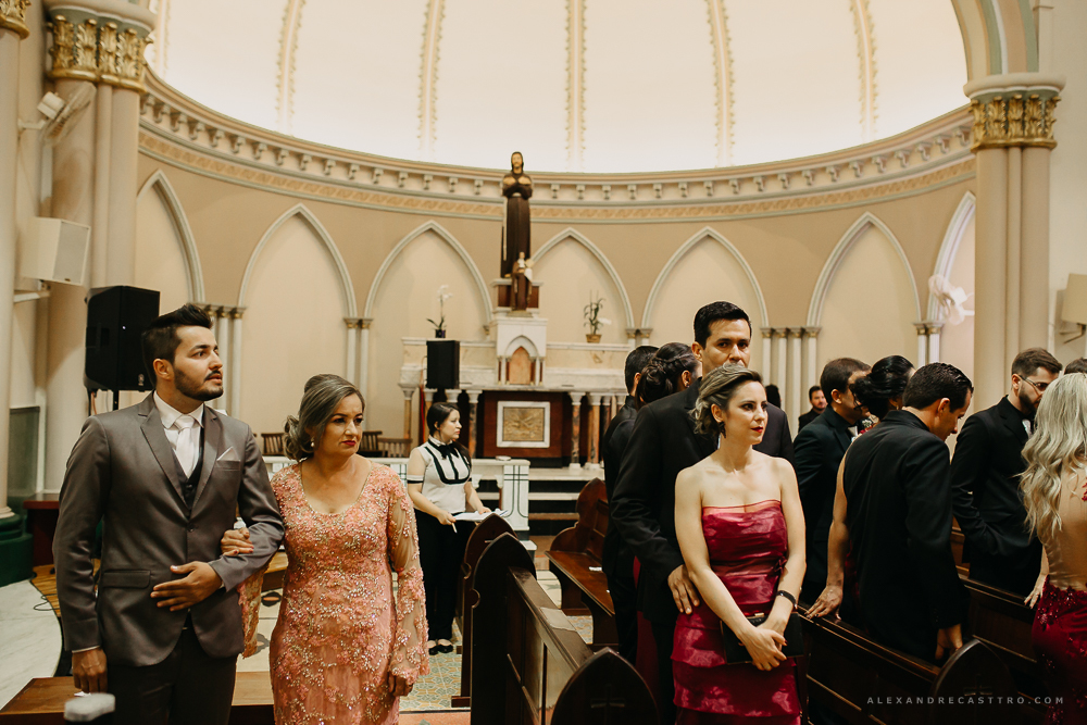 Casamento de Debora e Rogerio em Patos de Minas na Igreja santa terezinha fotografo alexandre casttro